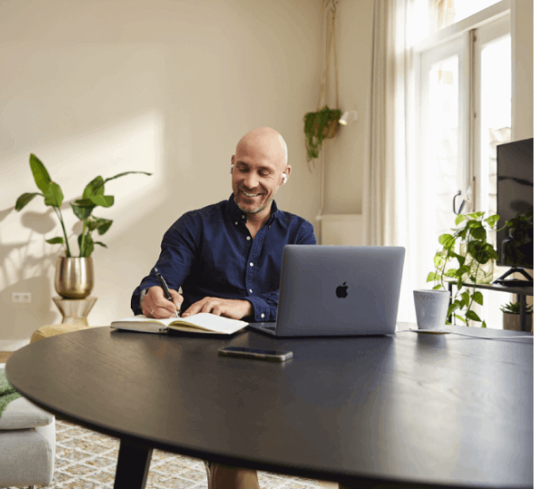 man op laptop