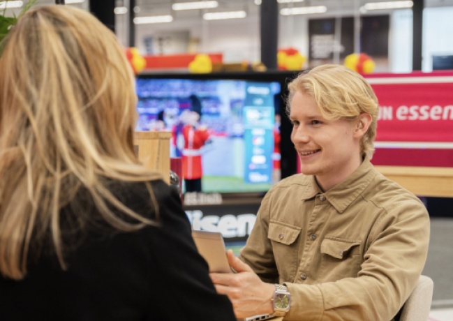 Adviseur helpt een klant met energieadvies in de MediaMarkt.