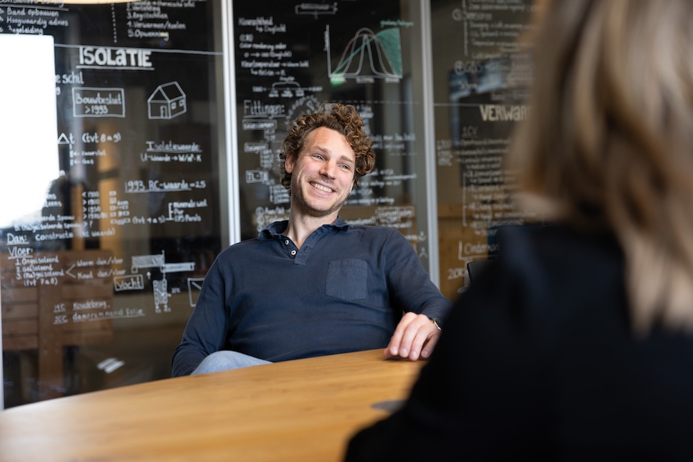 Thijs van der Meulen en Joël van Andel van Slim Laden staan aan balie