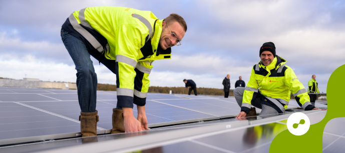 Monteurs werken aan zonnepanelen op een dak