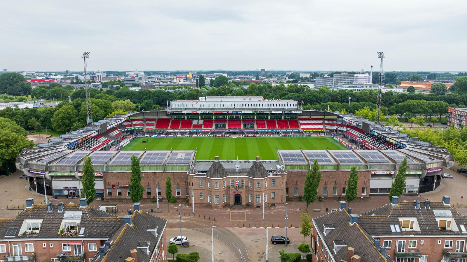 Zonnepanelen op het dak van Het Kasteel, het stadion van Sparta Rotterdam